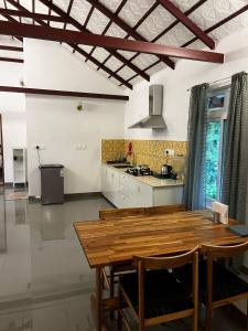 Η κουζίνα ή μικρή κουζίνα στο Birdsong Coffee Estate Stay
