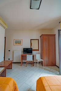 TV a/nebo společenská místnost v ubytování Albergo Settebello
