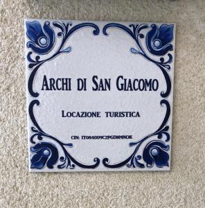 Un certificado, premio, letrero u otro documento en Archi di San Giacomo