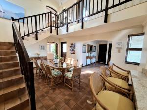 une salle à manger et une cuisine avec une table et des chaises dans l'établissement Ocean Mooring Beach Apartments, à Port Alfred