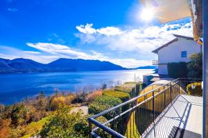 uitzicht op het water vanaf een balkon van een huis bij Appartamento Valentina in Oggebio