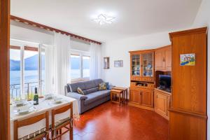 een woonkamer met een bank en een tafel bij Appartamento Valentina in Oggebio