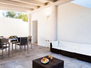 オルビアにあるVilletta Bianca - Klodgeのソファとテーブルのあるリビングルーム