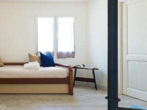オルビアにあるVilletta Bianca - Klodgeのベッド1台、テーブル、窓付