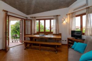 A television and/or entertainment centre at Villa Bados 8 - Klodge