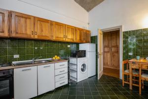 A kitchen or kitchenette at Villa Bados 8 - Klodge Még 15 kép