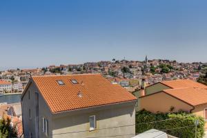 Nespecifikovaný výhled na destinaci Mali Lošinj nebo výhled na město při pohledu z apartmánu