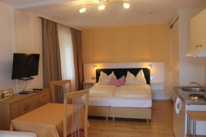 A bed or beds in a room at Seepension Neubacher KG