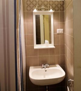 bagno con lavandino e specchio di Albergo Bernini a Siena