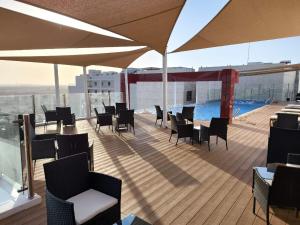 Bazén v ubytování Carnelian Muscat - Airport Hotel nebo v jeho okolí