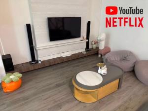 TV/trung tâm giải trí tại Hello Joy 和乐居 4BR - Lopeng, Miri