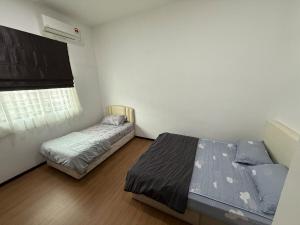 Giường trong phòng chung tại Hello Joy 和乐居 4BR - Lopeng, Miri