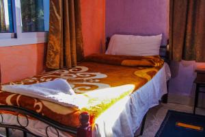 a small bed in a room with a bed sidx sidx sidx at Auberge Toubkal in Taliouine