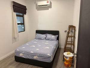 Giường trong phòng chung tại Hello Joy 和乐居 4BR - Lopeng, Miri