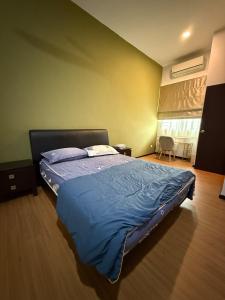 Giường trong phòng chung tại Hello Joy 和乐居 4BR - Lopeng, Miri