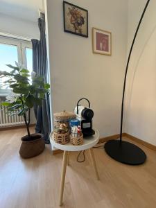 Příslušenství pro přípravu čaje a kávy v ubytování MTL Schweiz Apartments
