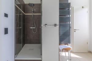 a shower with a glass door in a bathroom at Mehr Meerblick - Stilvolle Ferienwohnung mit Panoramablick auf Ostsee und Saaler Bodden in Wustrow +20 photos
