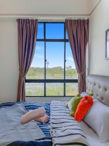 Postel nebo postele na pokoji v ubytování 1 Bedroom Apartment, Melaka CBD Town Center- Hosted by Private Locals Resident, Balcony With City Skyline View or Seaview, Opposite Malls, TV BOX, 5 minutes to Jonker Street,