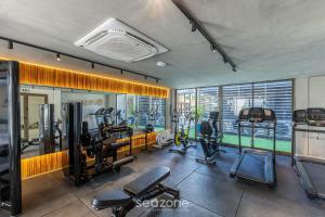 ein Fitnessstudio mit Laufbändern und Geräten in einem Raum in der Unterkunft Aptos em Cond. c/ piscina à Beira da Praia em Ilhéus - PET in Pontal