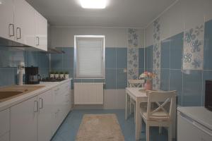 Η κουζίνα ή μικρή κουζίνα στο Focalize Apartament +15 φωτογραφίες