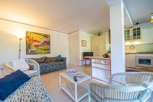 费拉约港Un Giardino Sul Forno - Goelba的客厅里有一张沙发和一张桌子。