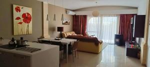 Χώρος καθιστικού στο Fully airconditioned apartment with open views in Nadur, Gozo