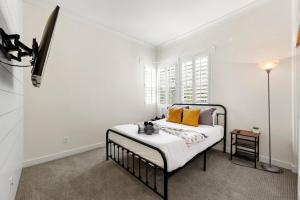 Кровать или кровати в номере Goodyear Getaway W Hot Tub and 6 min from Ball Park!