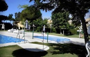 a swimming pool in a resort at Apartamento Palo Verde Golf in Islantilla