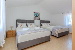 Łóżko lub łóżka w pokoju w obiekcie Apartments Tukara