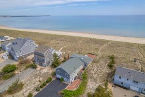 una vista aérea de una casa y la playa en 283 Phillips Road Sagamore Beach - Cape Cod, en Sagamore Beach