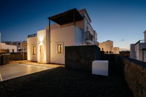 Bazén v ubytování Yaiza CasasBlancas Villas nebo v jeho okolí