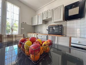 een fruitmand op een aanrecht in de keuken bij Villa familiale proche Océan in Soulac-sur-Mer +11 foto's