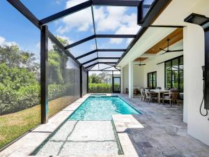 Πισίνα στο ή κοντά στο Pet friendly home with pool, hot tub and outdoor kitchen