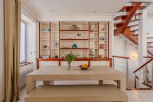 ein Esszimmer mit einem Tisch und einer Treppe in der Unterkunft Maison de vacances avec Garage privé in Les Sables-dʼOlonne