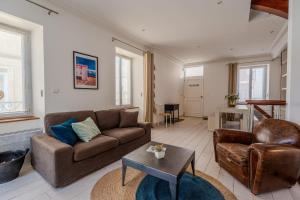 ein Wohnzimmer mit Sofa und Tisch in der Unterkunft Maison de vacances avec Garage privé in Les Sables-dʼOlonne + 22 Fotos