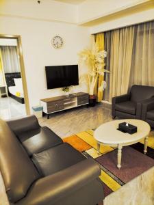 una sala de estar con un sofá y una mesa en Rizstar Suite at Times square, en Kuala Lumpur
