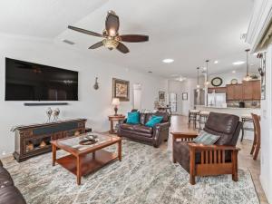 una sala de estar con un sofá y una mesa en 1068 Z4B VILLAGE OF PINE RIDGE by REMAX Premier, en The Villages