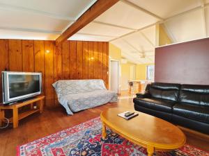 TV a/nebo společenská místnost v ubytování Parakai Geothermal Motel