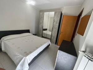 Postel nebo postele na pokoji v ubytování Appartamento con 2 camere da letto a pochi passi dal mare