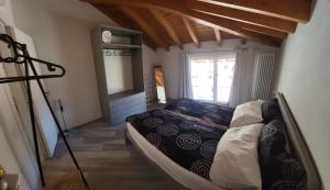 a bedroom with a bed in the corner of a room at Casa Camoscio Piano 2 in Cannobio +1 photo