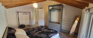 a small room with a bed and a mirror at Casa Camoscio Piano 2 in Cannobio