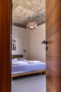 Vilabyt se zahrádkou a výhledem na zámek في ميكولوف: غرفة نوم بسرير وثريا