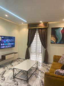 TV a/nebo společenská místnost v ubytování Luxury & Modern Self Check-In Apts near Airport M02b
