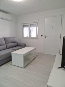 a living room with a couch and a table at Bungalow con barbacoa in Torrevieja