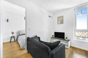 TV a/nebo společenská místnost v ubytování Sublime appart La Défense Paris Gare 2Pers