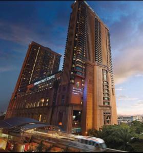 un edificio alto con un tren delante en Rizstar Suite at Times square, en Kuala Lumpur