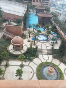 una vista aérea de un parque con 2 piscinas en Rizstar Suite at Times square, en Kuala Lumpur