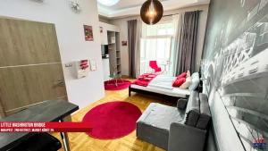 TV a/nebo společenská místnost v ubytování Little Americas Hillside Apartments