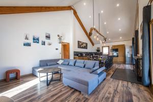 Posezení v ubytování 220m apartment with terrace for 14 people