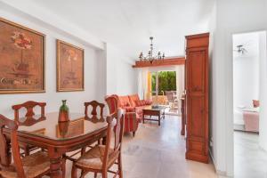 イスランティージャにあるApartamento Las Arenasのテーブルと椅子のあるダイニングルームとリビングルーム